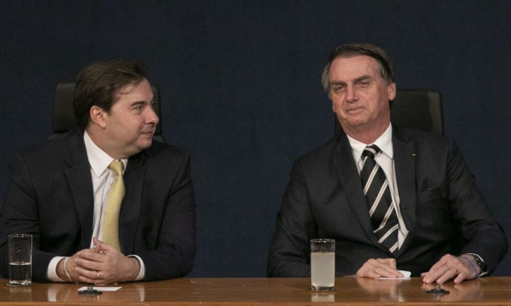 Bolsonaro critica associação de Maia ao PT: “água e óleo se misturam”