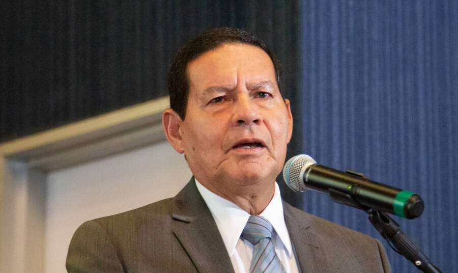 Mourão recebe alta após Covid e se solidariza com familiares de vítimas