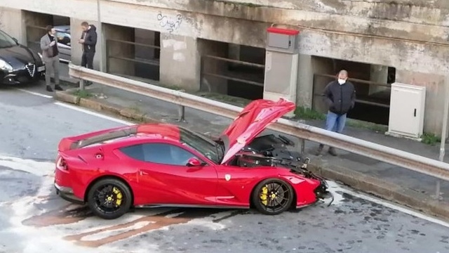 Jogador italiano tem Ferrari destruída após deixar veículo em um lava-jato