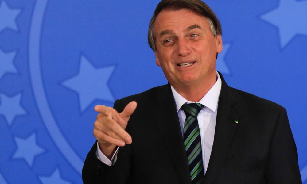 Bolsonaro diz que ele e irmãos ainda estão decidindo se mãe se vacinará