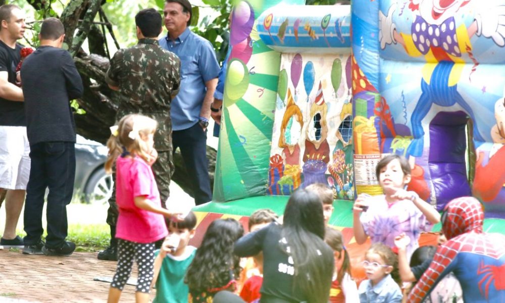 Bolsonaro participa de aniversário infantil em clube de Brasília