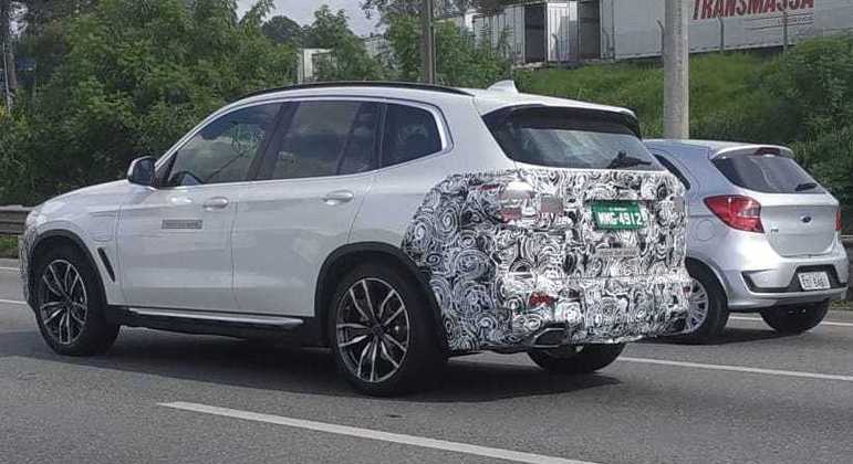 R7 flagra novo BMW iX3 elétrico em testes na grande SP