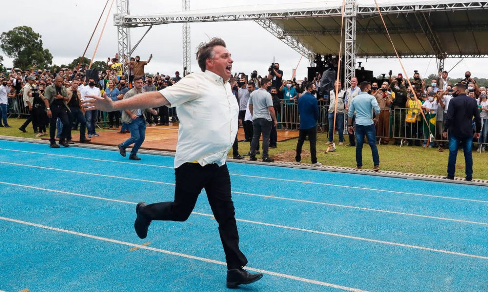 Histórico de atleta: “Trabalhar, muitas vezes, também é uma atividade física”, prega Bolsonaro