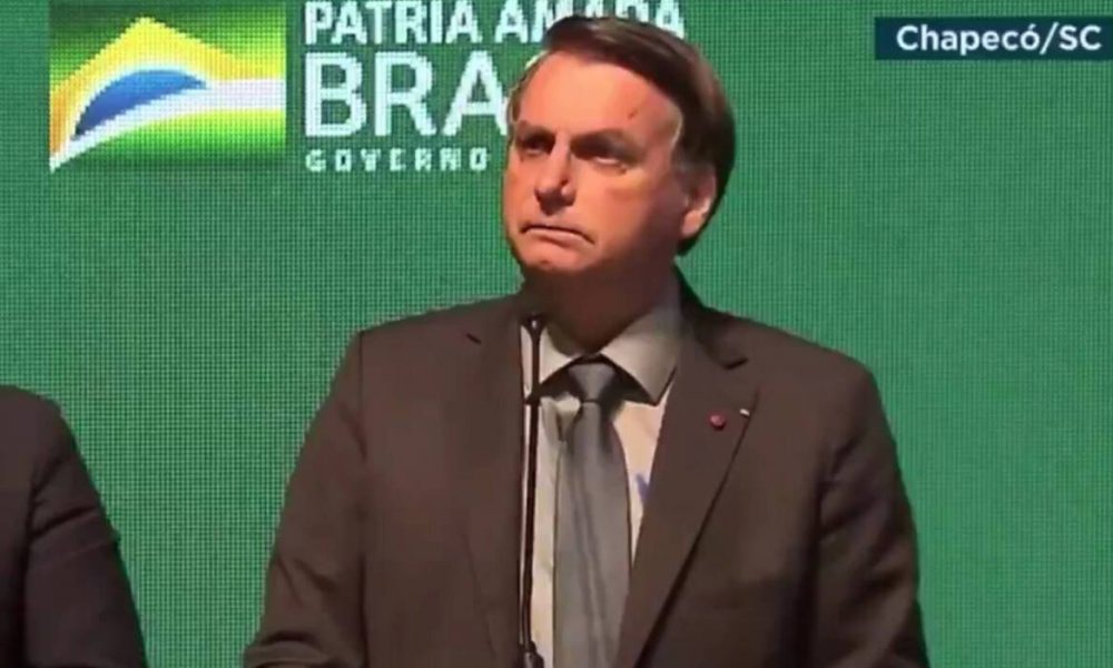 Bolsonaro compara Covid-19 com Aids e diz que HIV atingia pessoas com “comportamentos sexuais diferenciados”