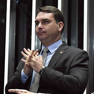 Flávio Bolsonaro sofre acidente de quadriciclo no Ceará