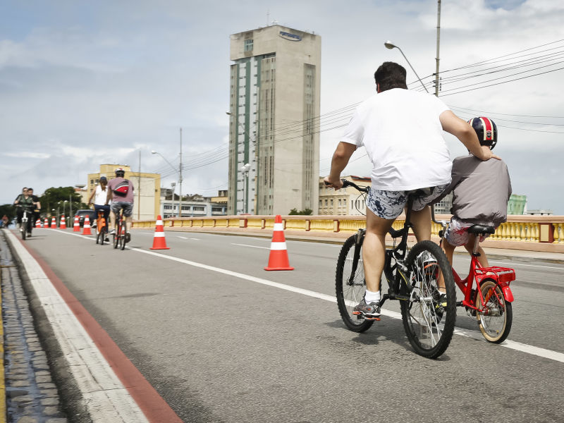 Infração para quem desrespeitar ciclistas no trânsito vai de R$ 195,23 para R$ 293,47