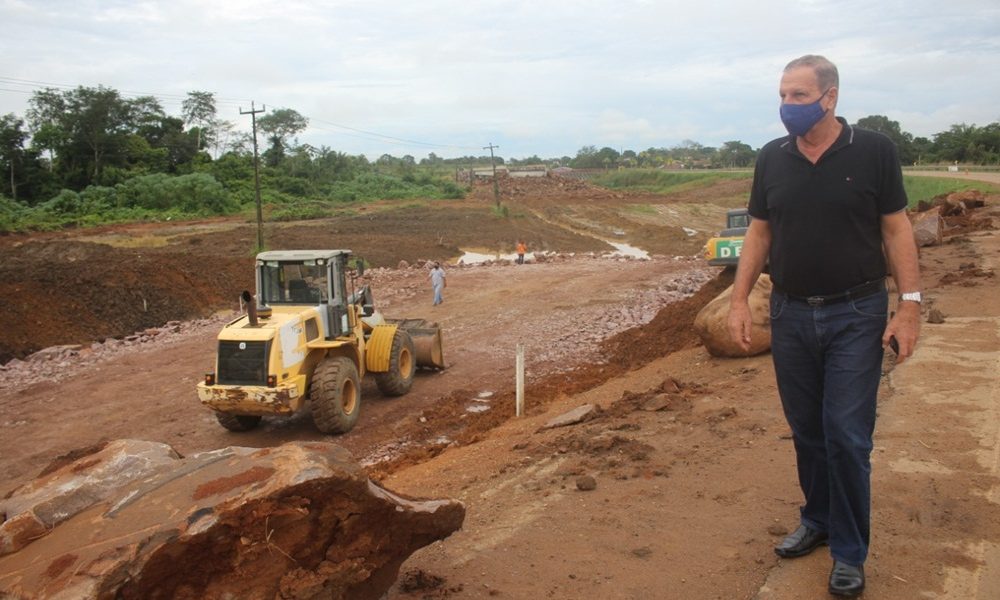 Adelino Follador visita obras da ponte na BR-421