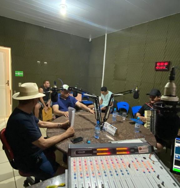  Programa Domingo Sertanejo ao vivo na rádio 97 fm em Machadinho D’Oeste-RO 27/06/21