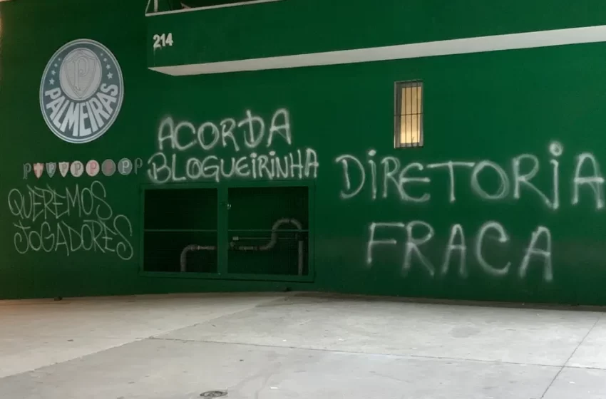  Torcedores picham muro do Palmeiras e protestam contra Leila Pereira e diretoria