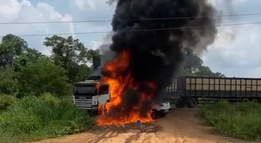  Acidente entre caminhão boiadeiro e Fiat Strada deixa um morto na BR-364