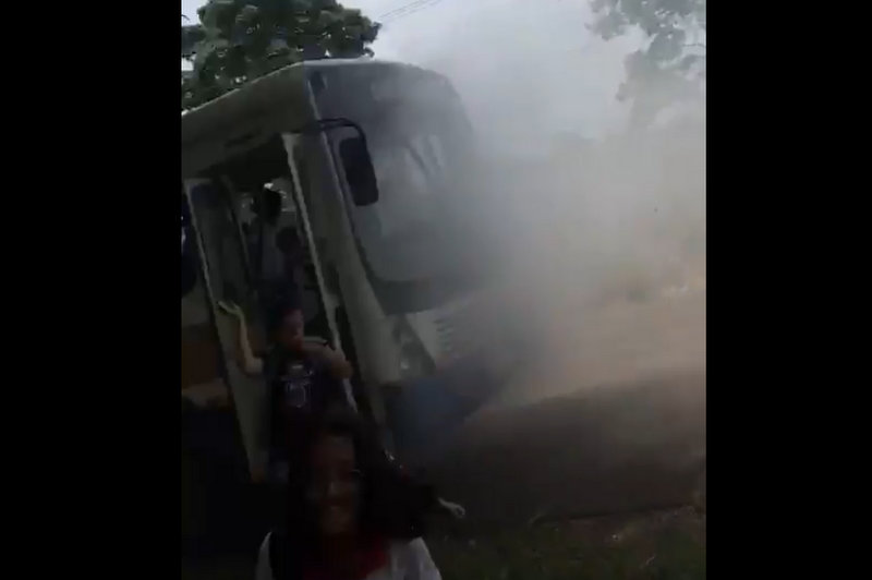  Jaru: Temendo que ônibus estivesse incendiando, alunos desembarcam em meio a muita fumaça