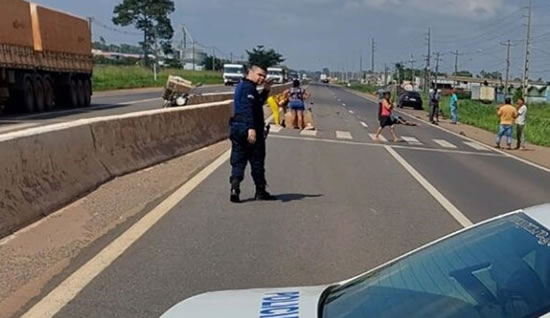  Em Rondônia, casal em moto tem as pernas dilaceradas ao tentar atravessar a BR-364