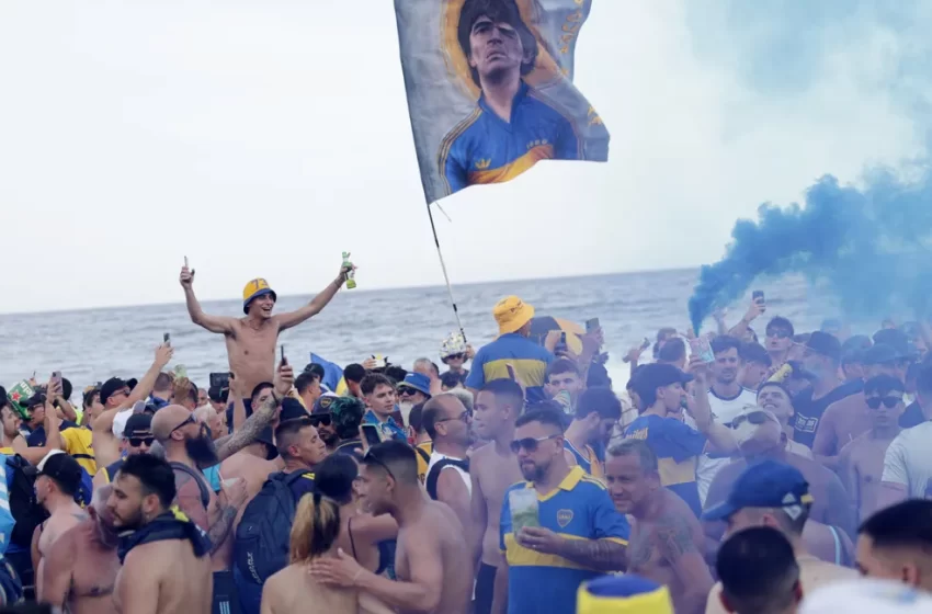  Torcedores do Boca Juniors realizam ‘banderazo’ em Copacabana antes de jogo com o Fluminense