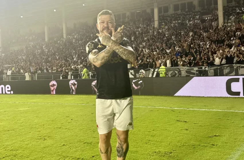  Jogadores do Vasco provocam Soteldo e sobem na bola após permanência na Série A e queda do Santos