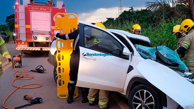  Motorista fica presa às ferragens após colisão frontal de Strada e carreta em frente à Vila Princesa