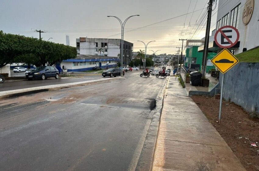  Jaru: Quebra-molas é implantado na Rua Florianópolis, próximo à esquina da Rio Branco