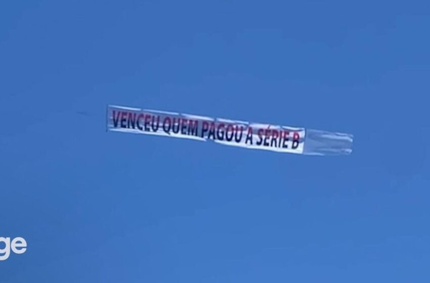  Torcedores do Flamengo exibem faixa em avião na orla do Rio e provocam Fluminense: “No Rio não tem outro igual”