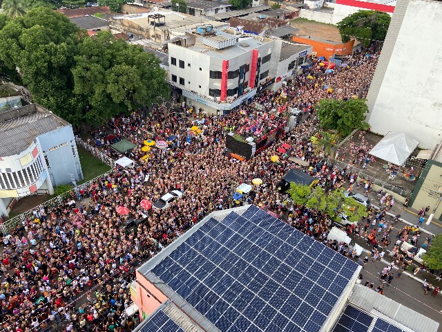  Vídeo: o gigantesco desfile da Banda do Vai Quem Quer em imagens áereas