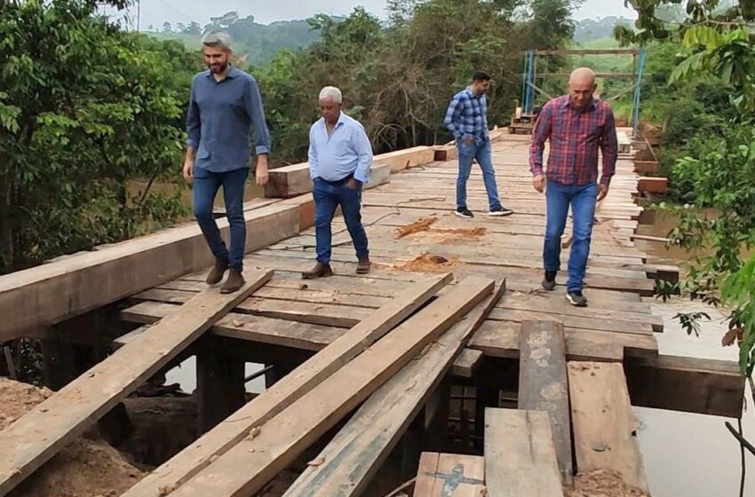  Em Machadinho D’ Oeste, deputado Ezequiel Neiva inspeciona construção de ponte de madeira sobre o rio Belém, na L J-04