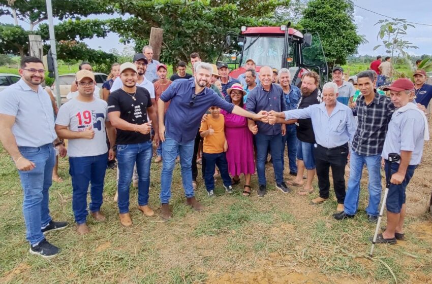  Deputado Ezequiel Neiva entrega trator agrícola e grade aradora para associação rural em Machadinho D’ Oeste