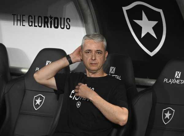  Poupar ou não? Botafogo vive dilema para clássico contra Vasco antes da Libertadores; vote