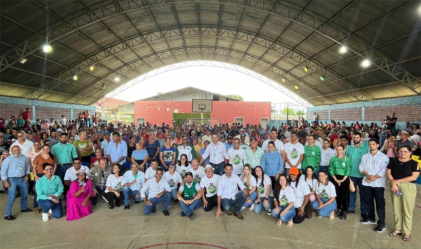  Famílias recebem contratos da terra e R$ 4 milhões em créditos