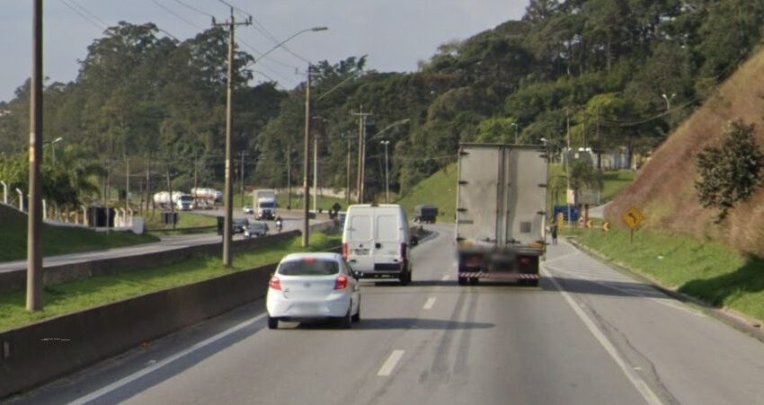  Automóvel capota e bloqueio parcial da rodovia Régis Bittencourt em Itapecerica da Serra