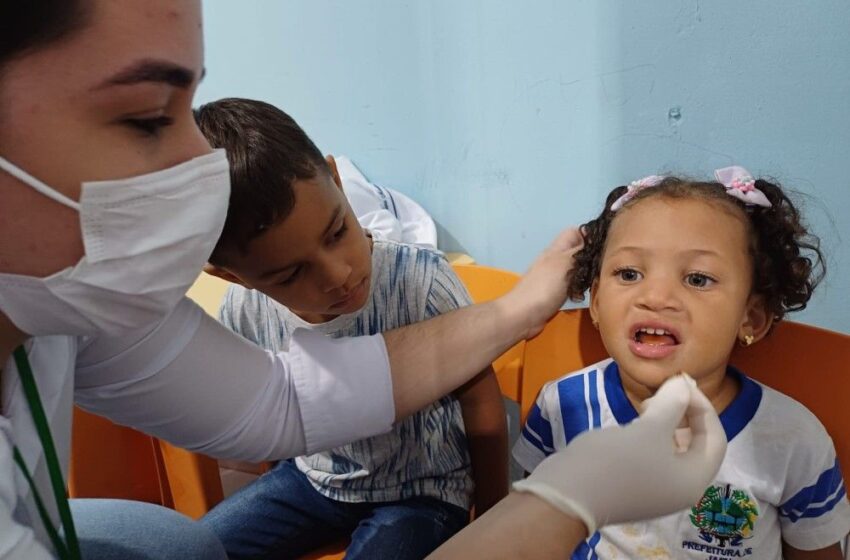  Alunos da Escola Elza Maria Fabris recebem atendimento médico através do programa Aprender com Saúde