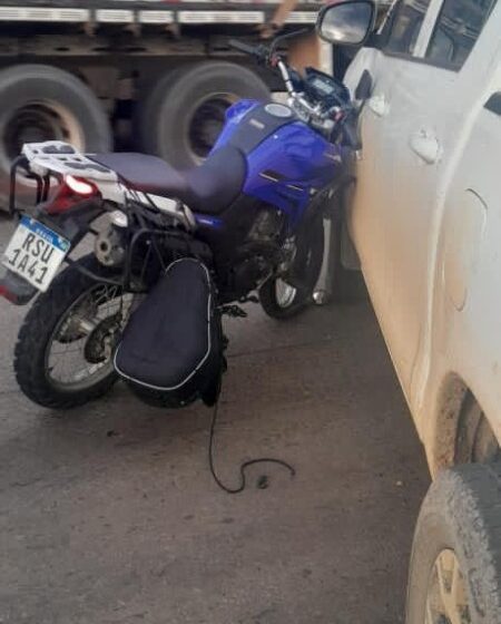  Jaru: Motocicleta colide em caminhonete na Av.  JK