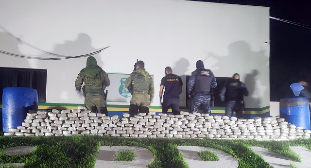 Mais de 120 kg de maconha são apreendidos e dois homens presos em ação conjunta da PF e PM
