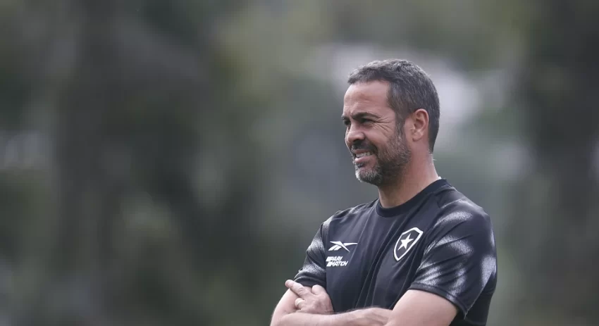  Artur Jorge se diz satisfeito, mas critica postura do Botafogo no gol da LDU: “Não é aceitável”