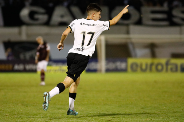  Breno Bidon ganha minutos e se torna principal alternativa a Maycon no Corinthians