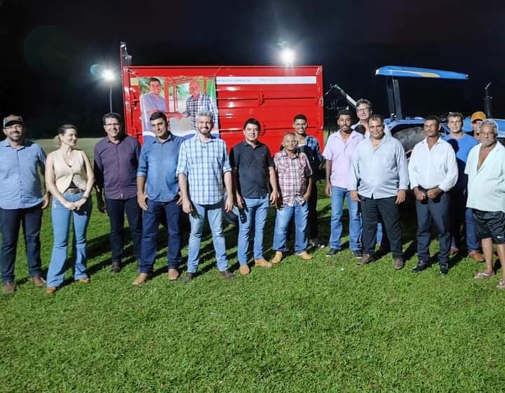  Deputado Ezequiel Neiva entrega uma carreta agrícola à Associação dos Produtores Rurais do Assentamento Verde Seringal (ASPROVERDE), no município de Corumbiara.