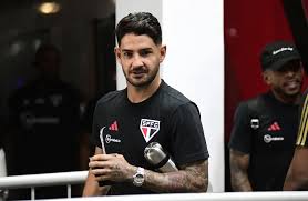  Santos avalia a contratação de Alexandre Pato