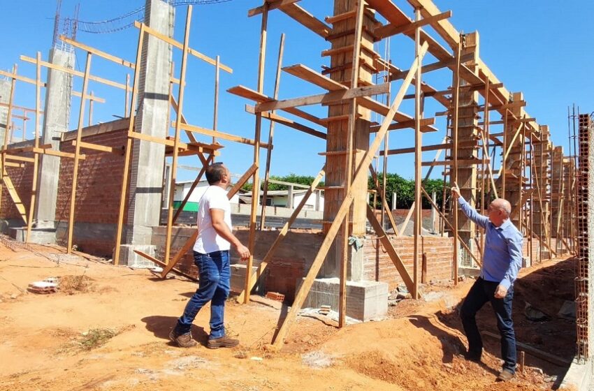  Ezequiel Neiva visita obras de reforma, ampliação e construção de poliesportiva esportiva na escola São Roque