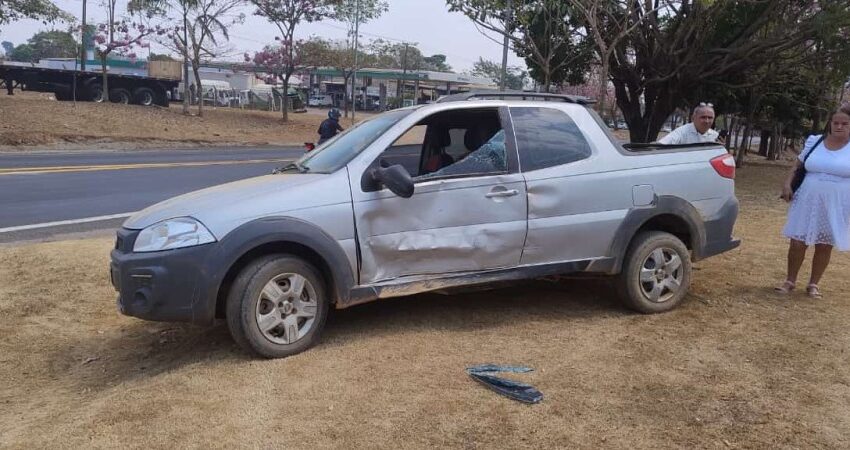  Jaru: Fiat Strada e Carreta Colidem na Avenida JK