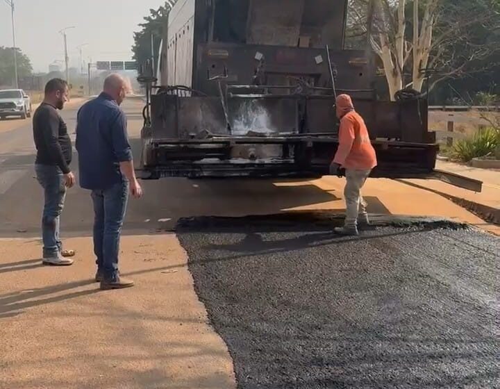  Deputado Ezequiel Neiva acompanha o início dos trabalhos de aplicação de microrevestimento asfáltico na rodovia de Cabixi