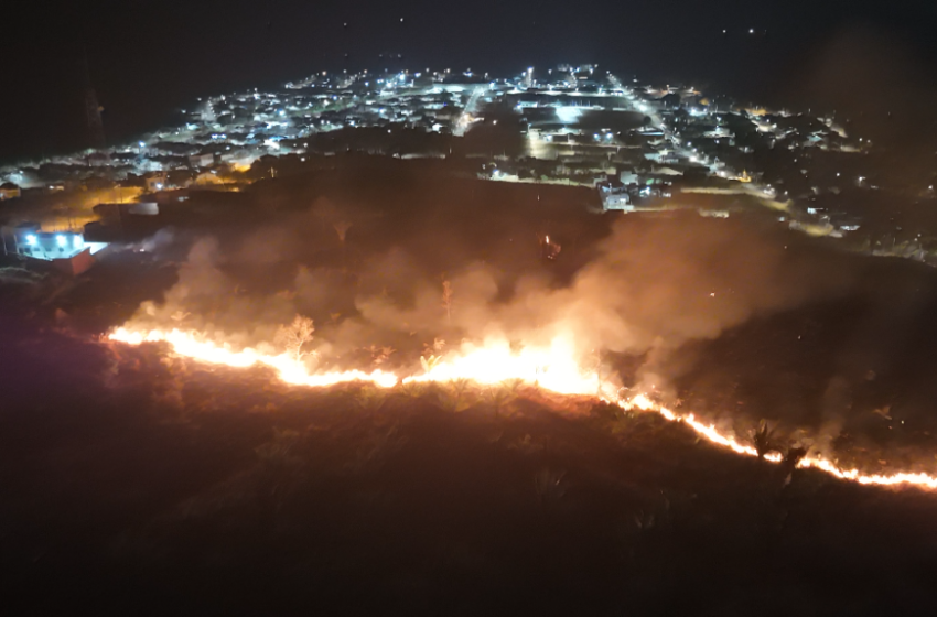  Jaru: grande incêndio em vegetação cria imagens impressionantes; veja o vídeo