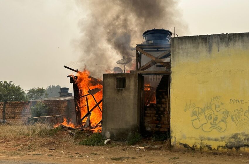  Jaru: Depósito de Ponto Comercial Pega Fogo; Corpo de Bombeiros Controle de Incêndio