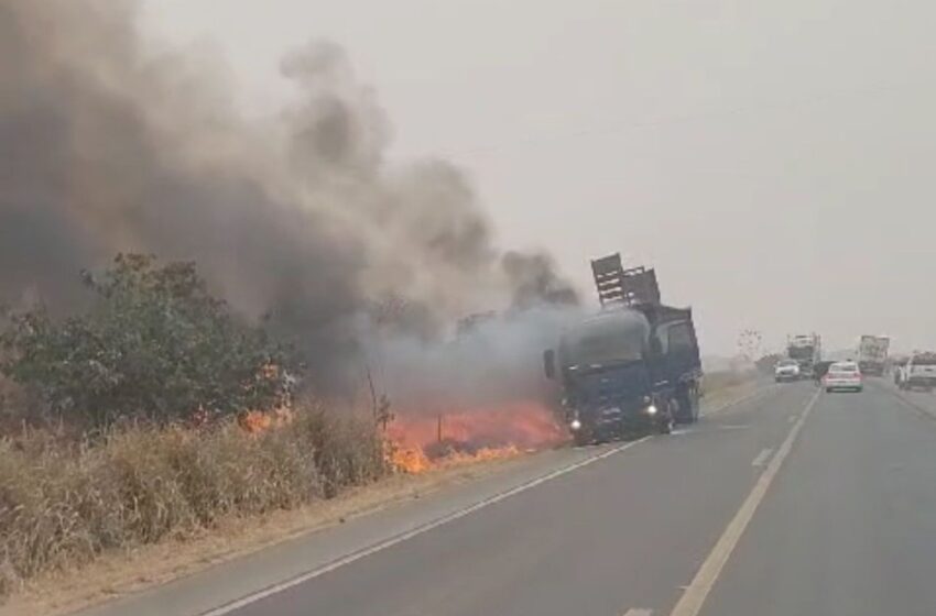  Jaru: Caminhão boiadeiro pega fogo na BR-364 sentido Ji-Paraná