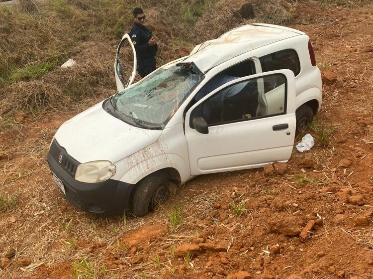  Jaru: Casal de Idosos fica ferido após Fiat Uno capotar na Linha 630, Próximo à BR-364