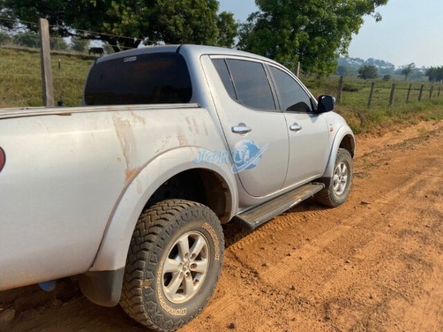  Com marcas de vários tiros, homem é encontrado morto ao lado do caminhonete