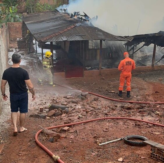  Jaru: Residência destruída por incêndio no setor 04; Suspeita-se que a própria moradora pode ter iniciado o sinistro