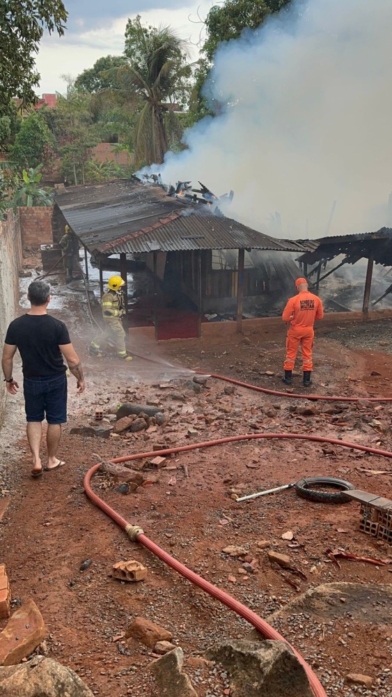 Jaru: Residência destruída por incêndio no setor 04; Suspeita-se que a própria moradora pode ter iniciado o sinistro