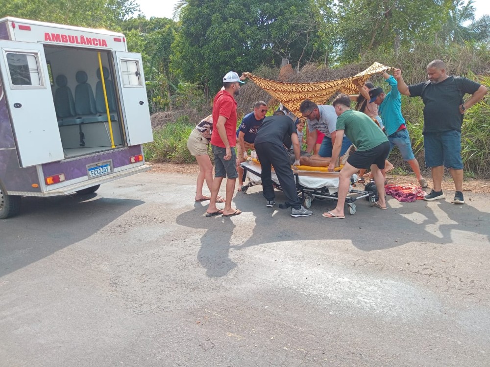 Jaru: Bombeiro à paisana e populares socorrem motociclista acidentado na RO-464