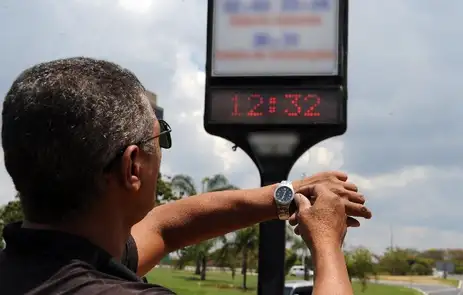  Decisão sobre horário de verão será na terça-feira, diz ministro