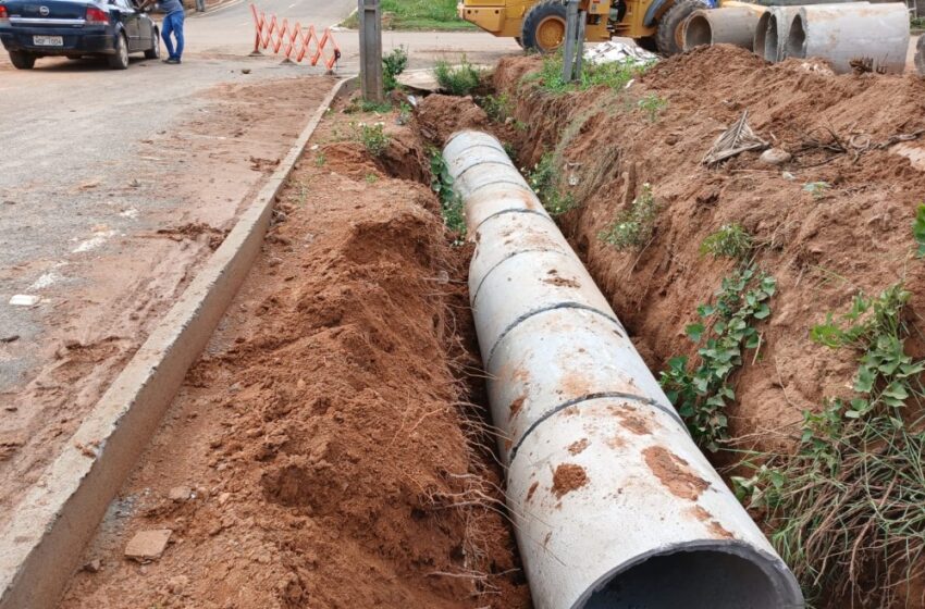  Prefeitura de Jaru realiza manutenção de mudança na Rua Almirante Barroso no setor 07