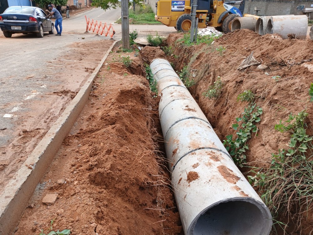 Prefeitura de Jaru realiza manutenção de mudança na Rua Almirante Barroso no setor 07