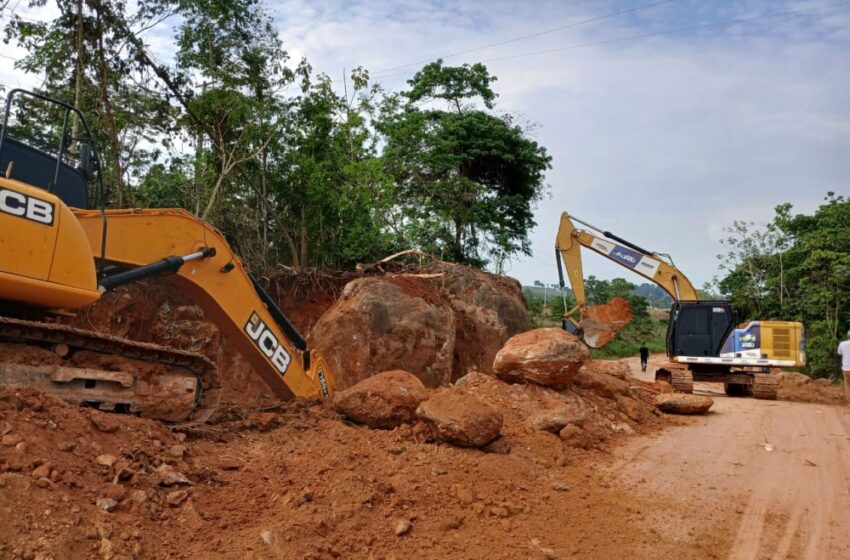  Prefeitura de Jaru realiza mega-operação para retirada de curva e remoção de pedras na entrada da Linha 608