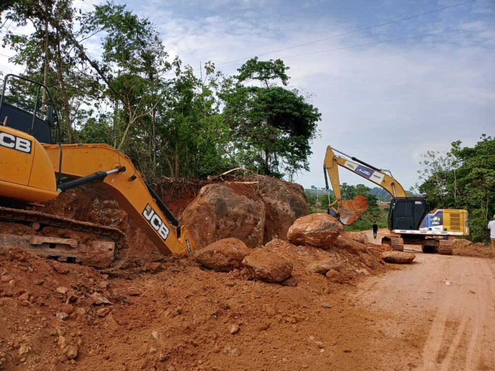 Prefeitura de Jaru realiza mega-operação para retirada de curva e remoção de pedras na entrada da Linha 608